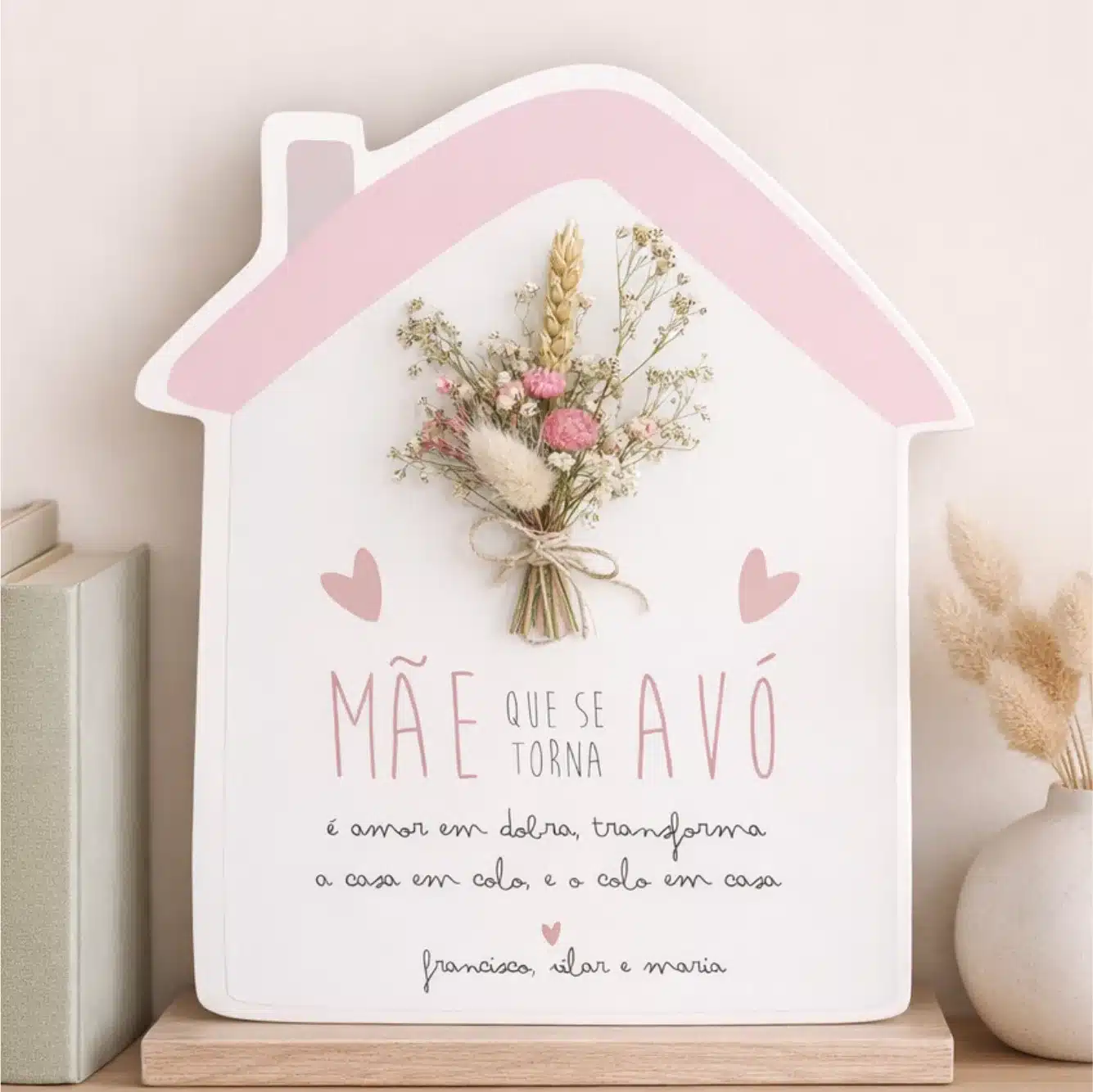 Casa de madeira com flores secas